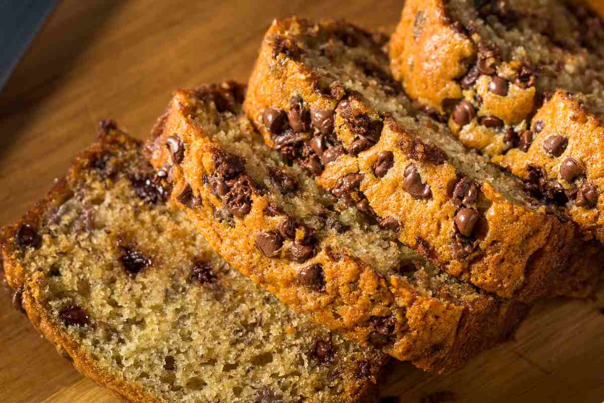 fette di Plumcake alle banane e cioccolato senza zucchero su un tagliere