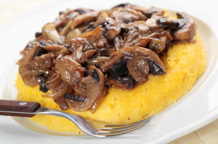 Polenta con i funghi con accanto una forchetta