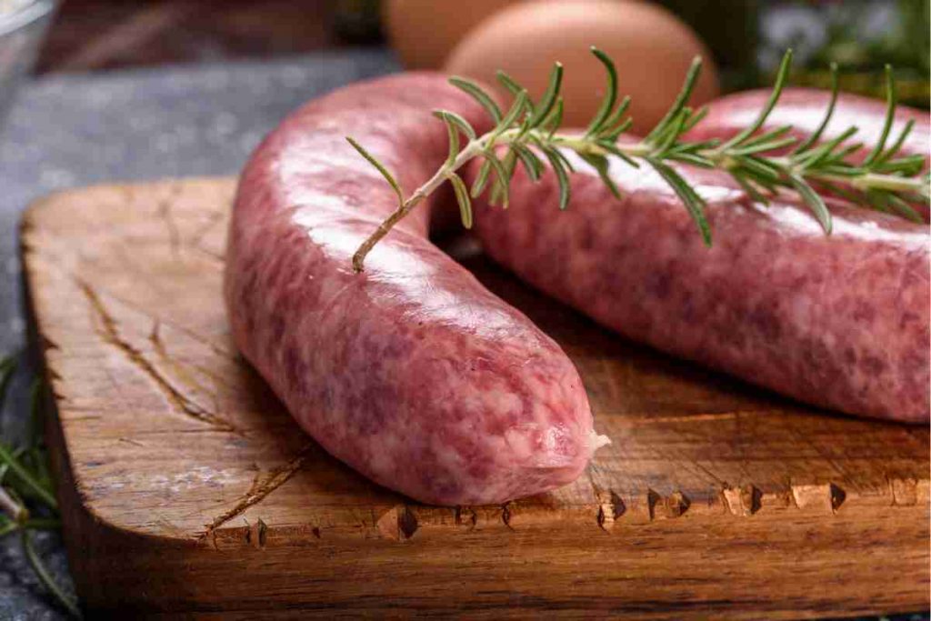 pezzi di salsiccia su tagliere