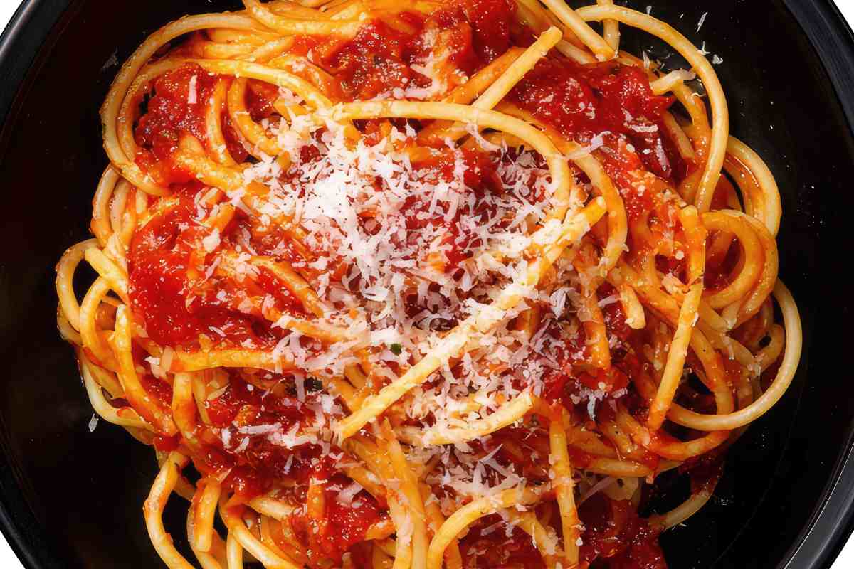 primo piano di un piatto con dentro gli spaghetti alla Corte di Assise visti dall'alto