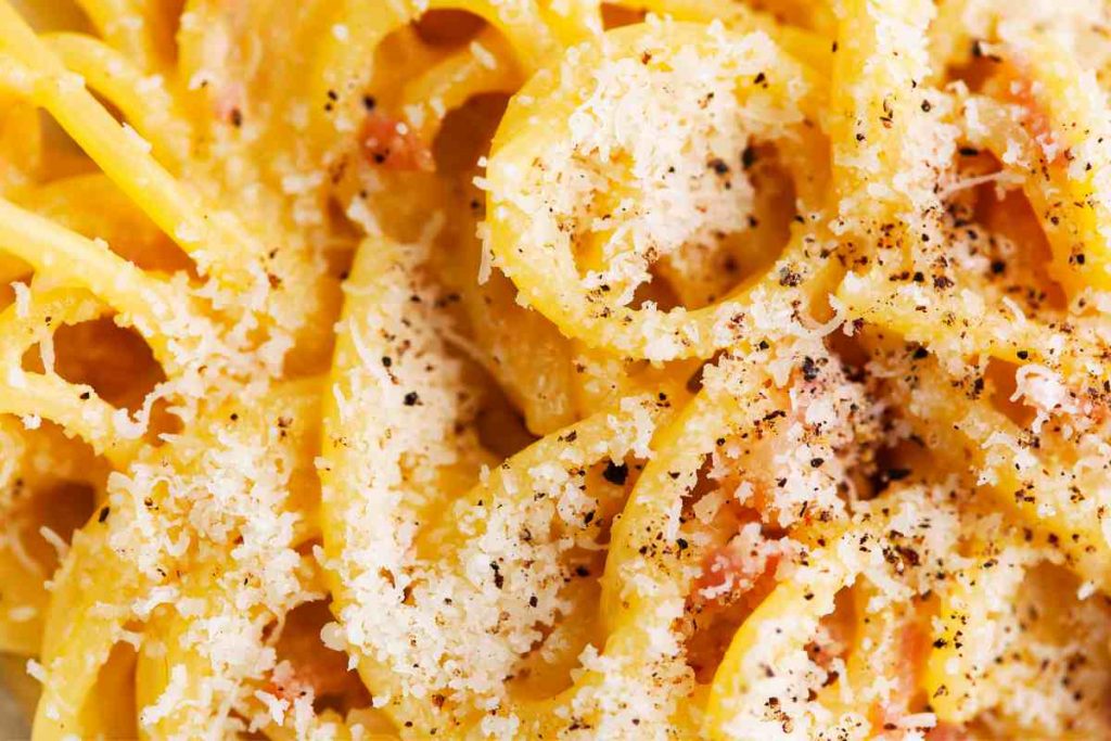 spaghetti spolverati con formaggio visti dall'alto