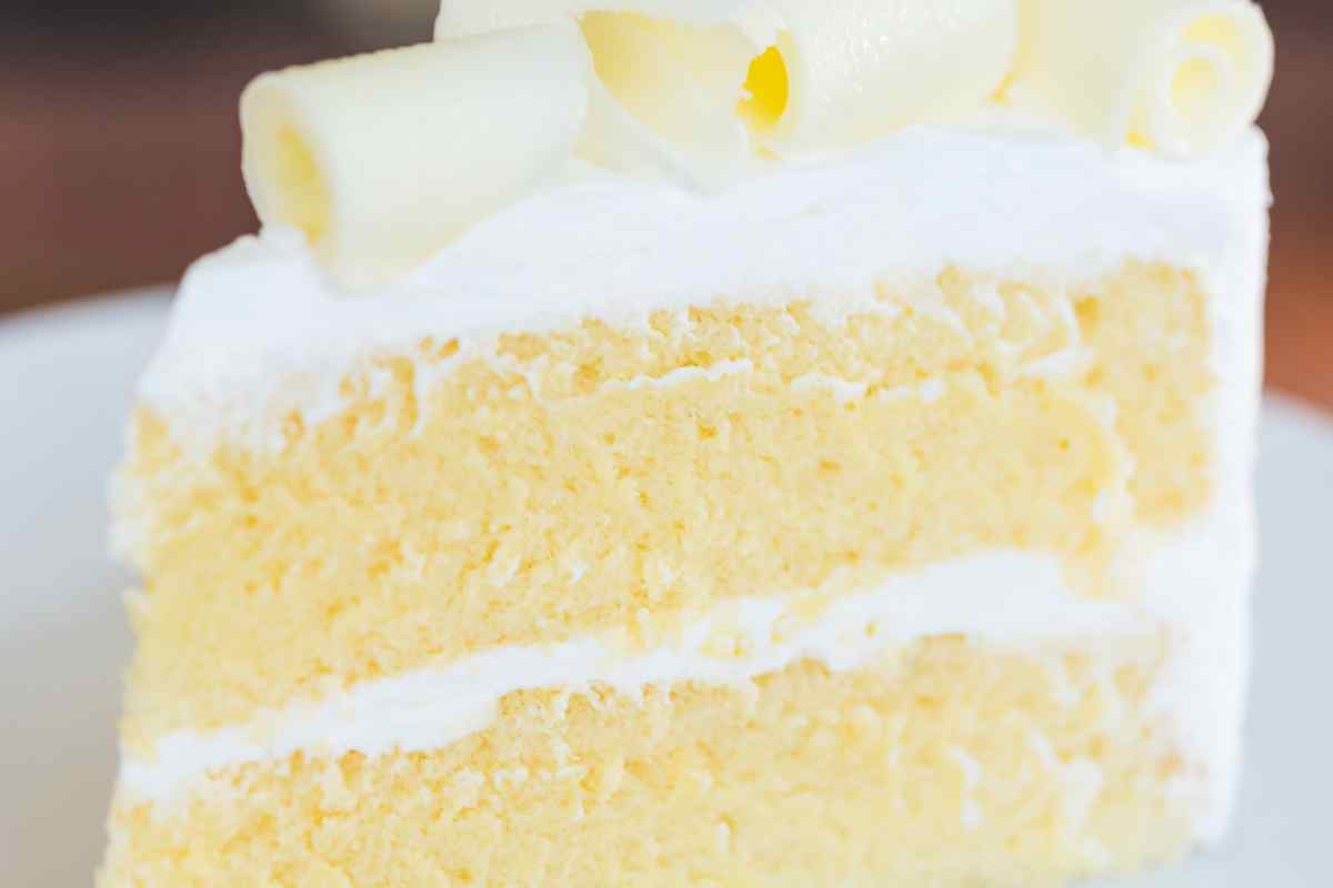 Fetta di torta al cioccolato bianco