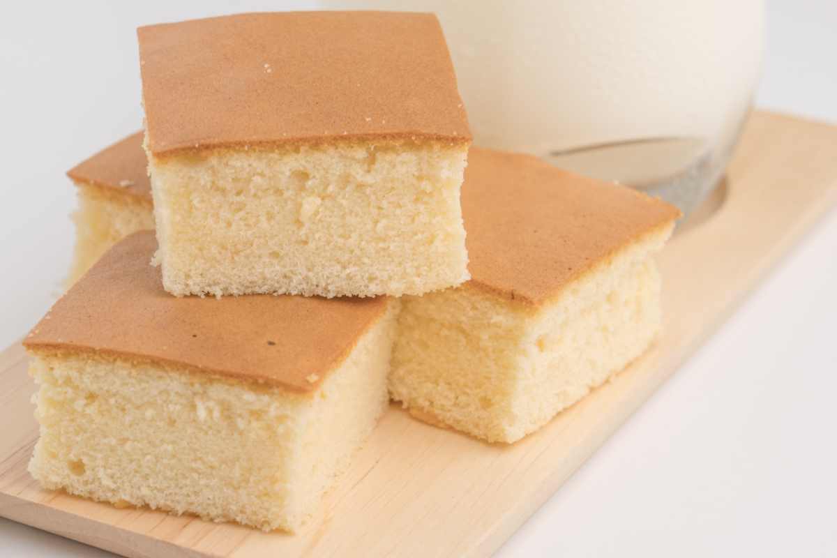 Torta al cioccolato bianco tagliata in quadrotti su un tagliere