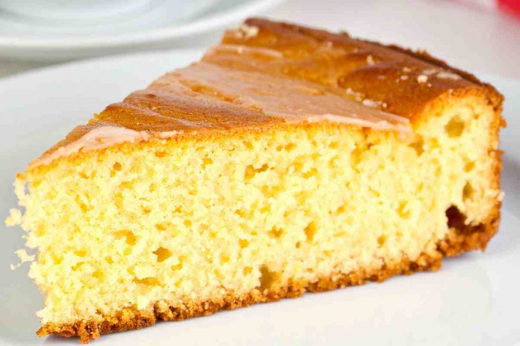 fetta di torta all'acqua in un piatto