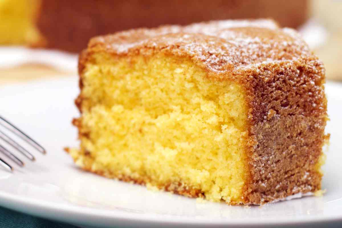 una fetta di torta all'acqua su un piatto