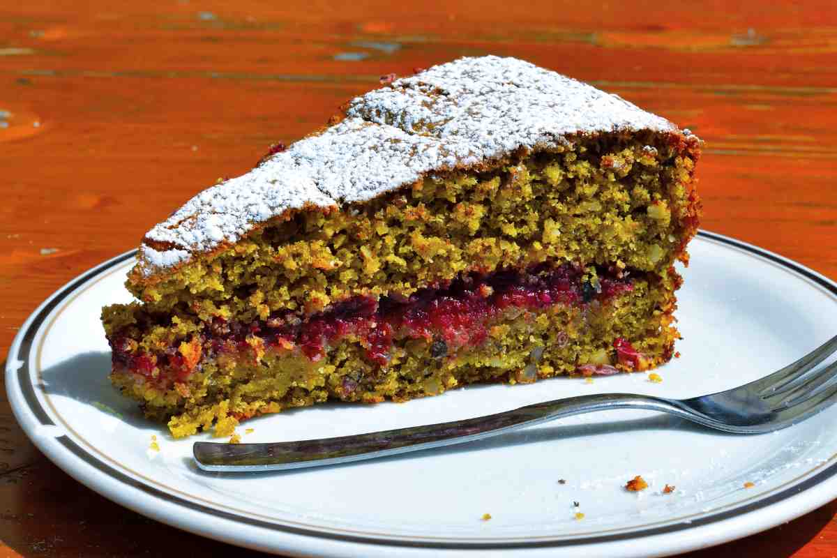 Fetta di torta di grano saraceno farcita di marmellata