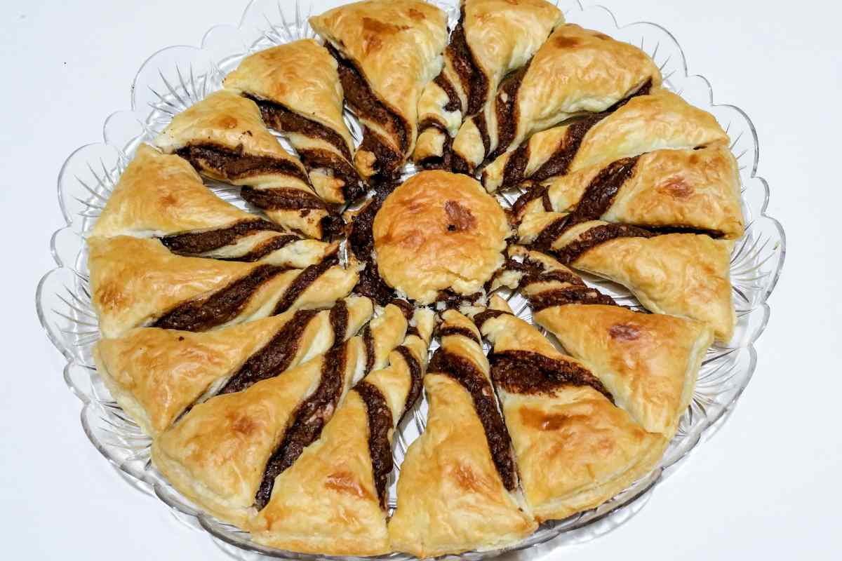 Torta di pasta sfoglia e Nutella in un vassoio trasparente