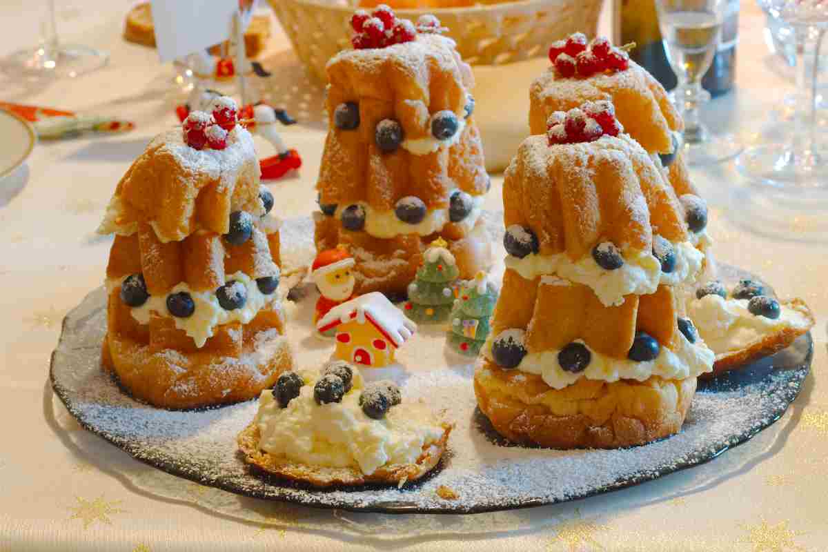 Alberelli di pandoro farciti decorati e serviti su un vassoio