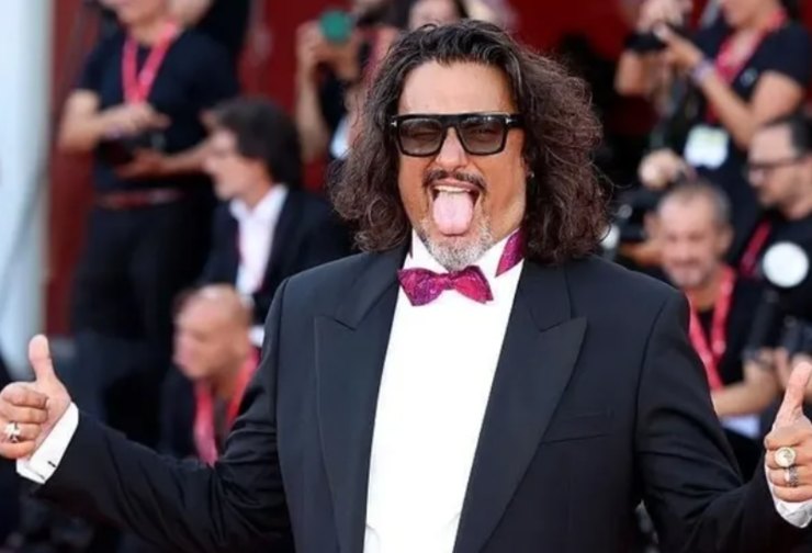 alessandro borghese che fa la linguaccia