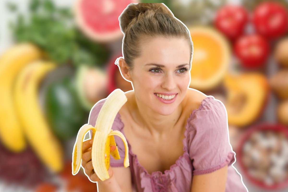 ragazza che mangia una banana