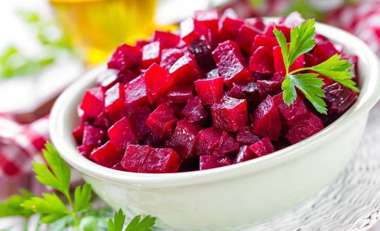 scodella con barbabietola a cubetti