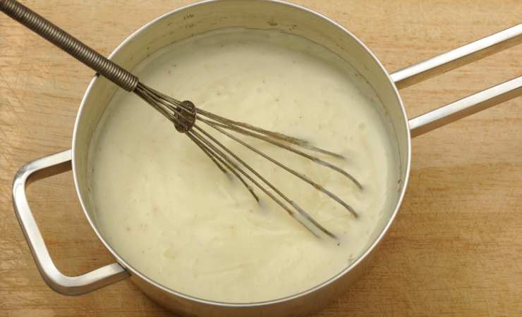 pentola di besciamella e frusta a mano