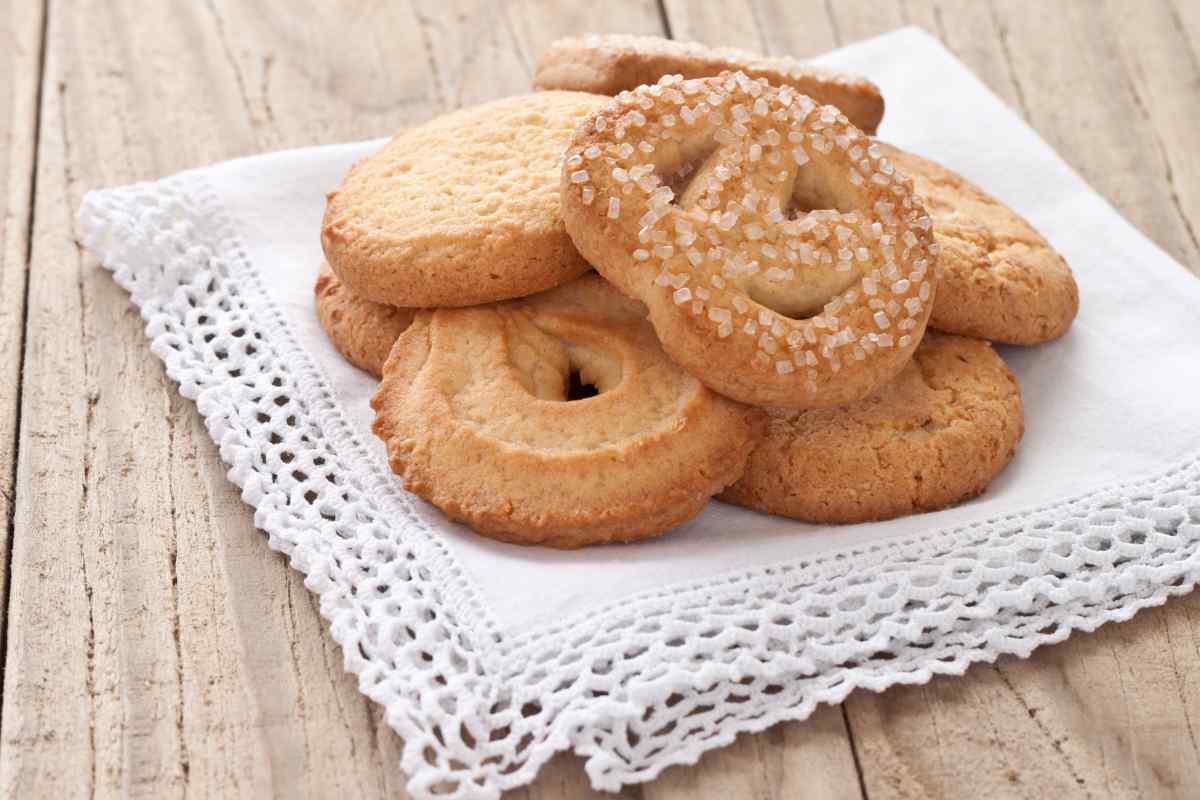 biscotti di pasta frolla su tovagliolo