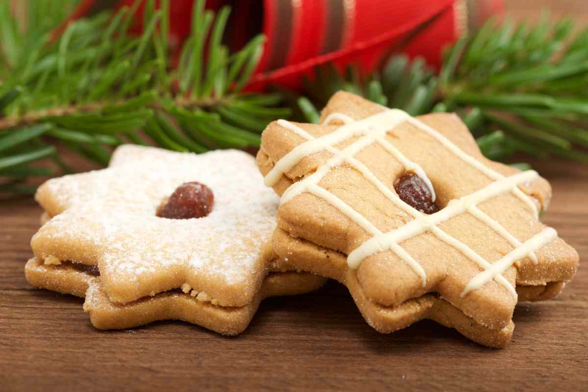 biscotti di Natale farciti su sfondo natalizio