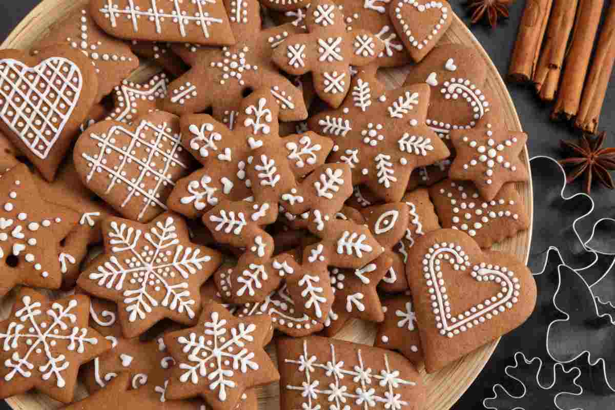 Biscotti di Natale di varie forme su un tagliere