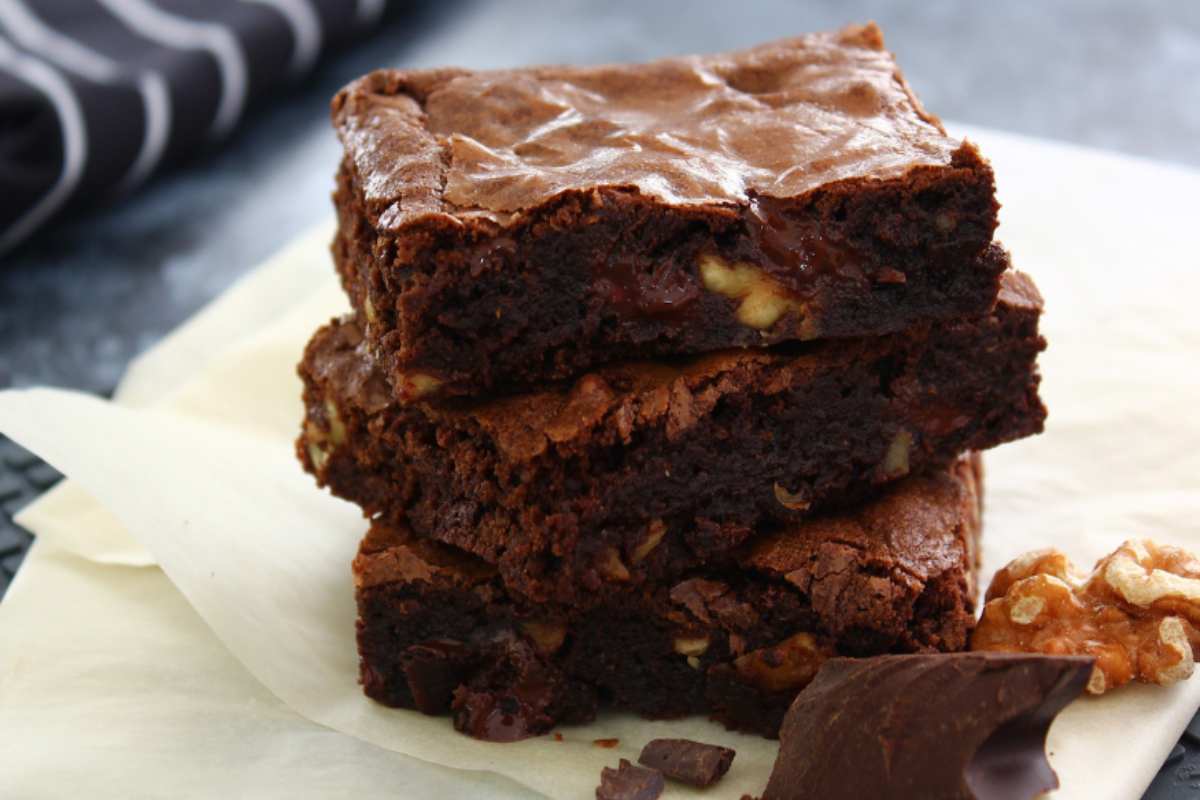 brownies al caco e noci in un piatto