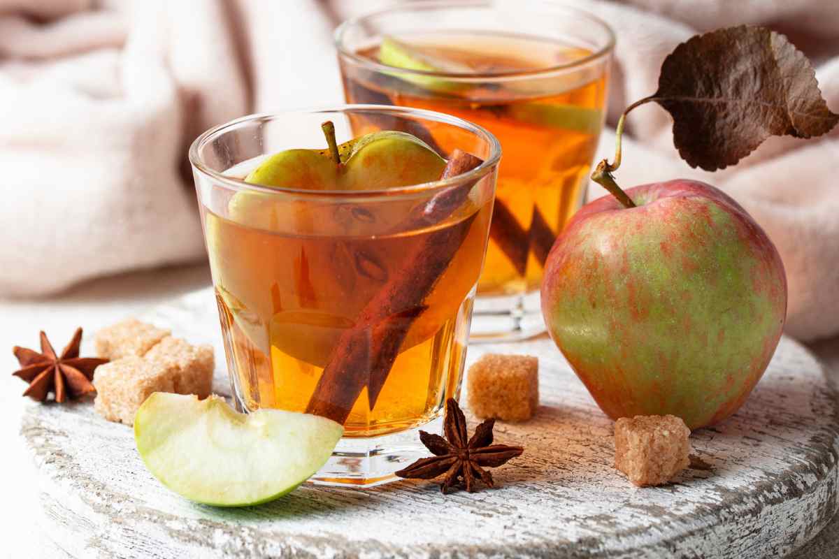 bicchieri di brulé alle mele