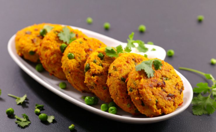 burger vegetali in un piatto con sopra del prezzemolo