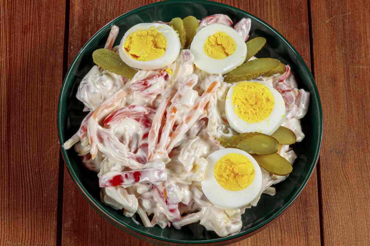 insalata capricciosa con uova sode e cetriolini