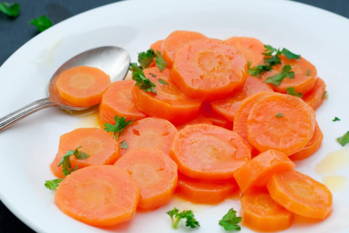 carote al burro in un piatto