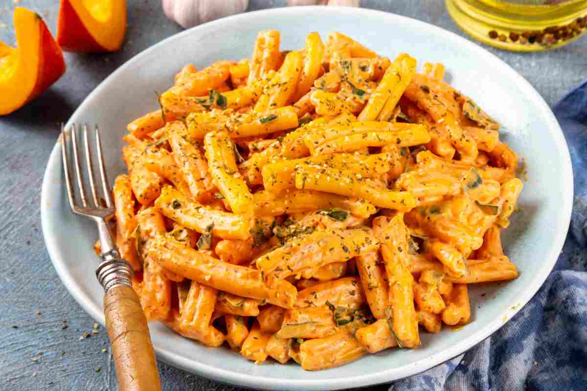 Caserecce cremose alla zucca in un piatto