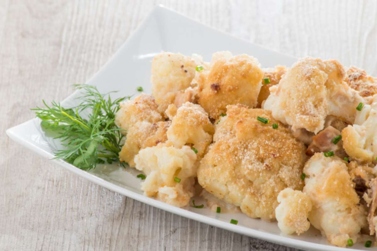 pezzi di cavolfiore gratinato in un piatto