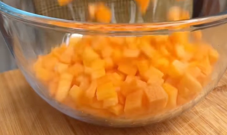 ciotola con zucca tagliata a tocchetti