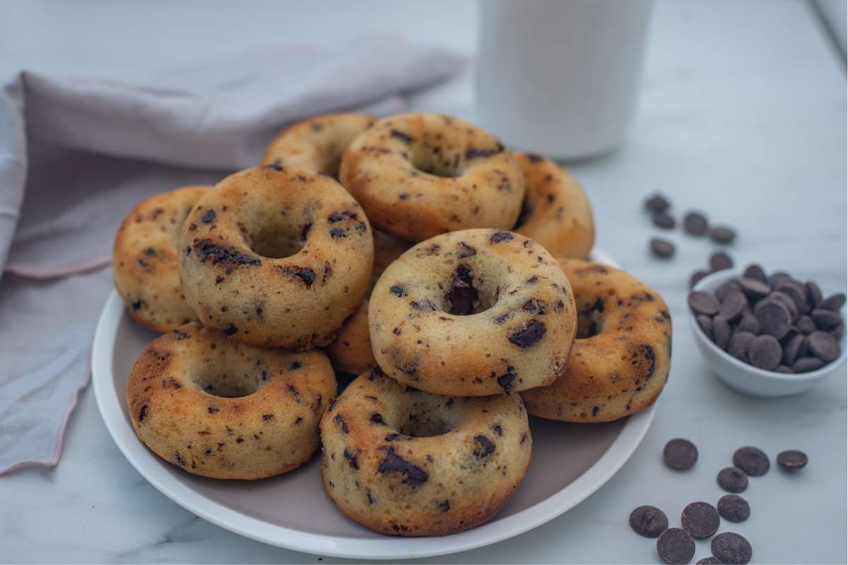piatto di ciambelline con gocce di cioccolato