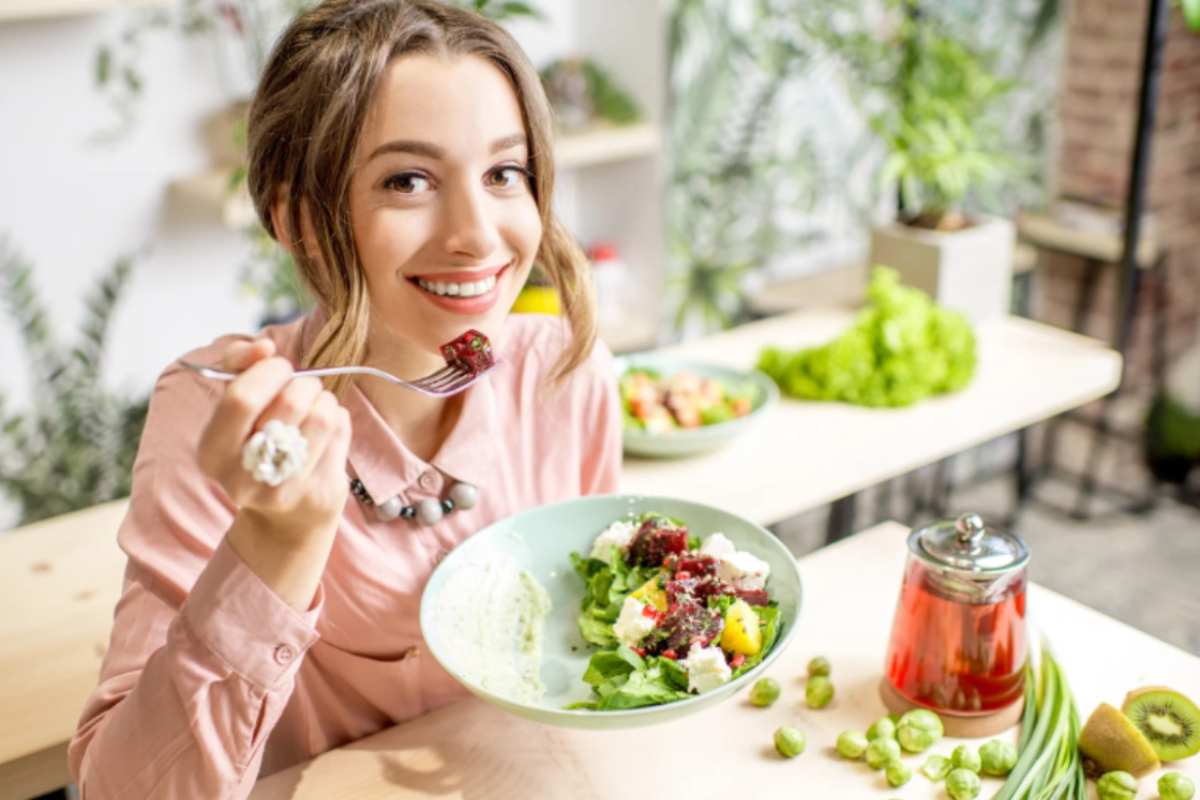 donna che mangia verdure