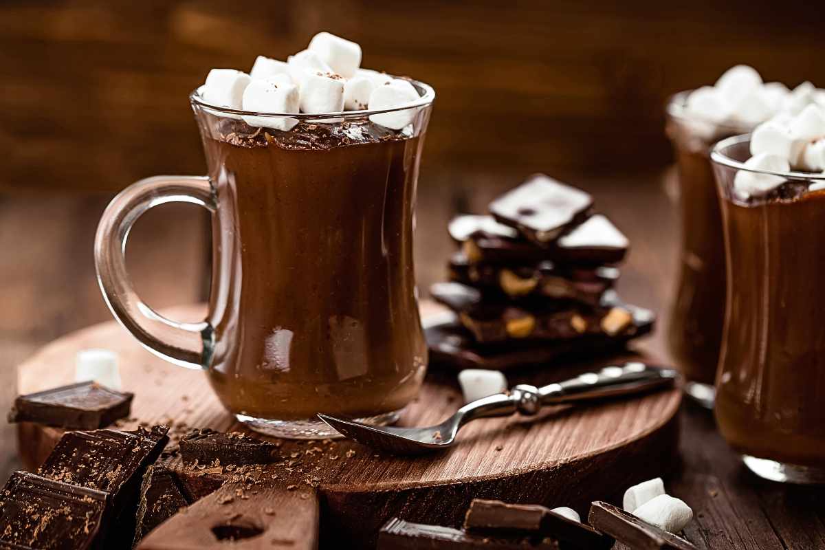 tazza di cioccolata calda con marshmallow