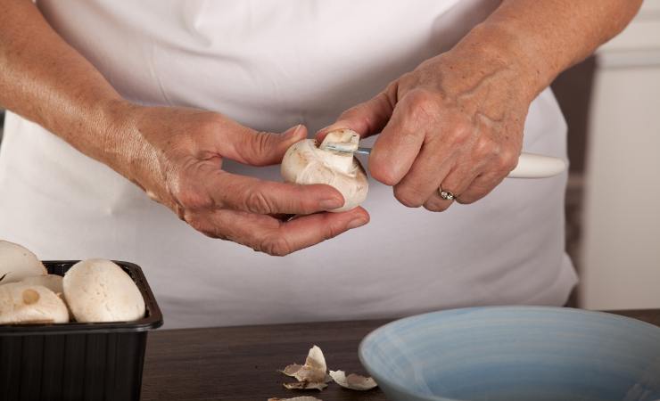 pulire funghi con coltello