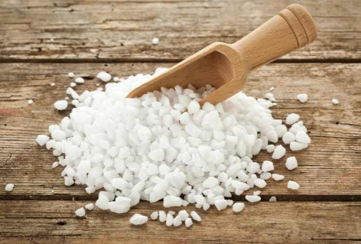 sale grosso sul tavolo