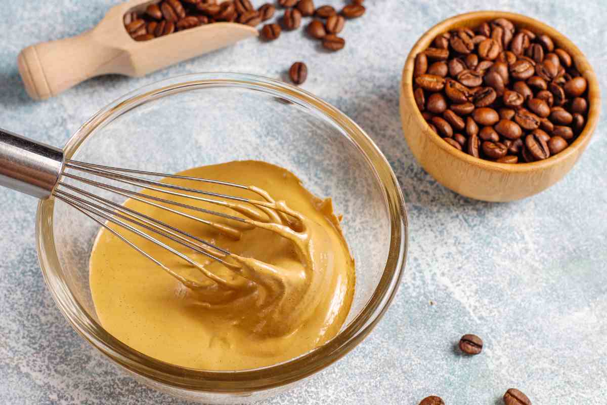 crema pasticcera al caffè con frusta