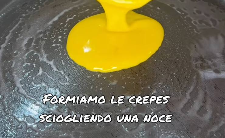 padella con pastella per crepes