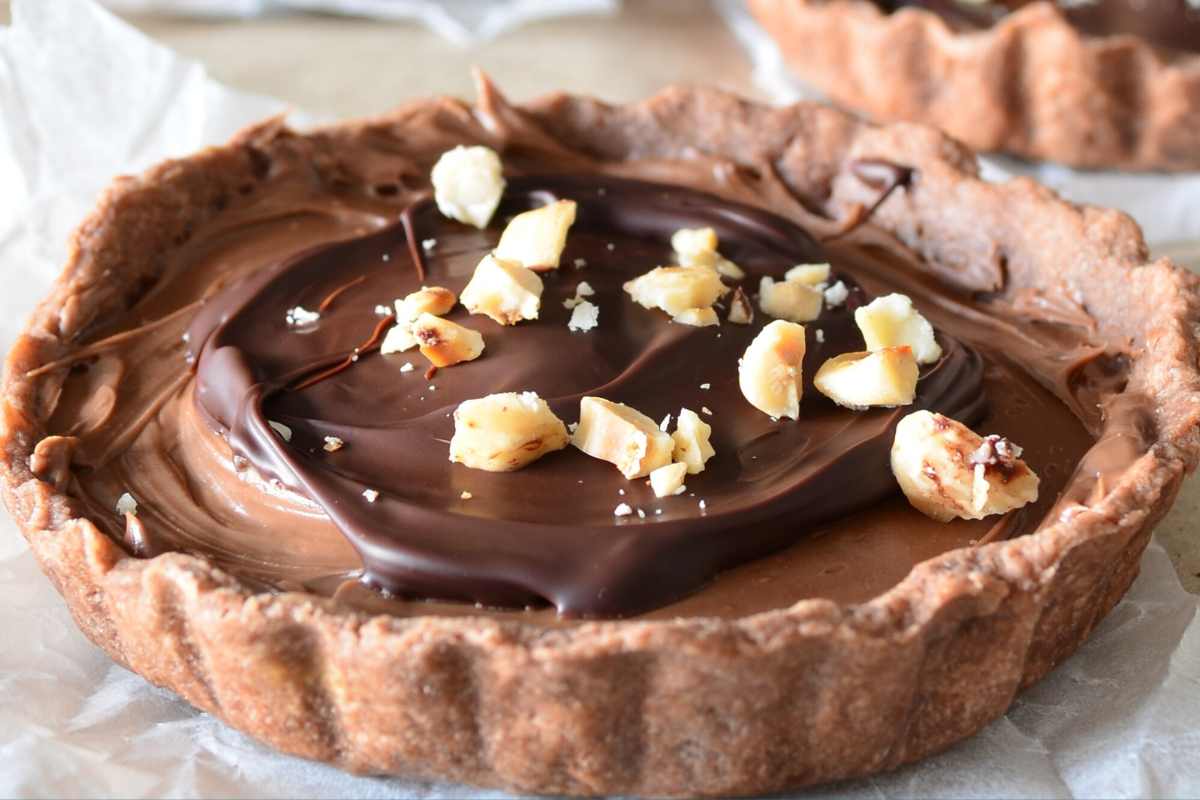 crostatina al cioccolato con granelle di nocciole