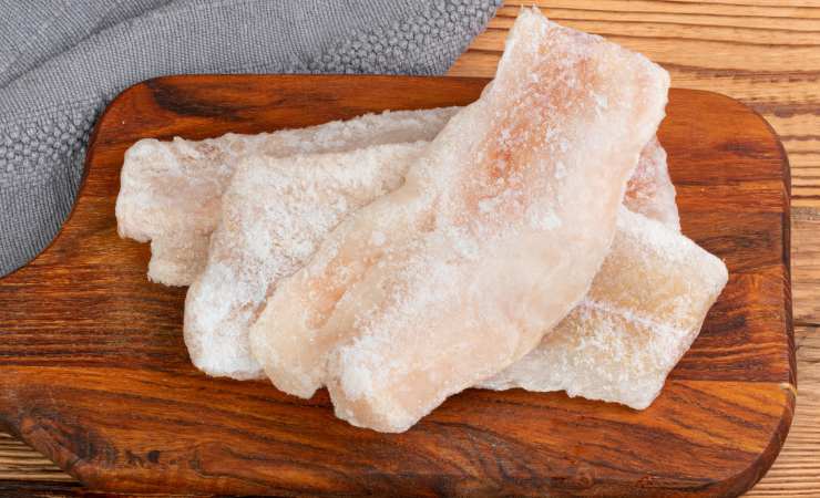 merluzzo surgelato su tagliere