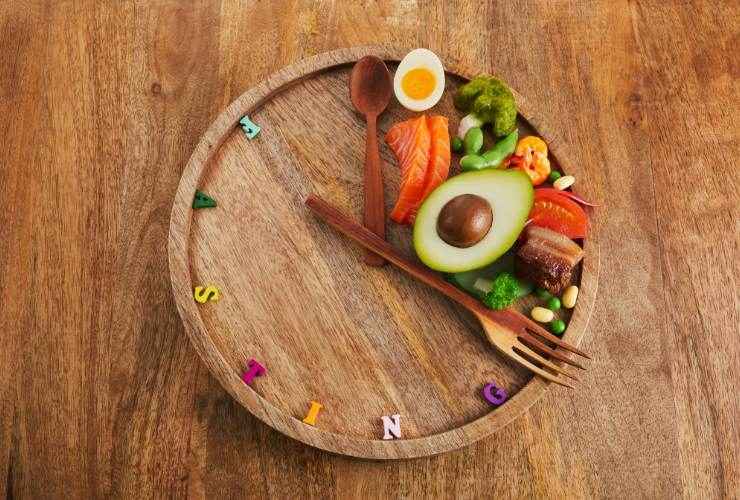 piatto in legno con alcuni alimenti