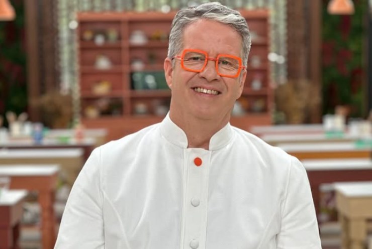 ernst knam mentre sorride