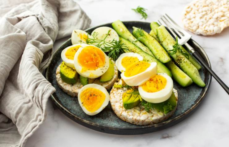 uova con avocado e gallette di riso