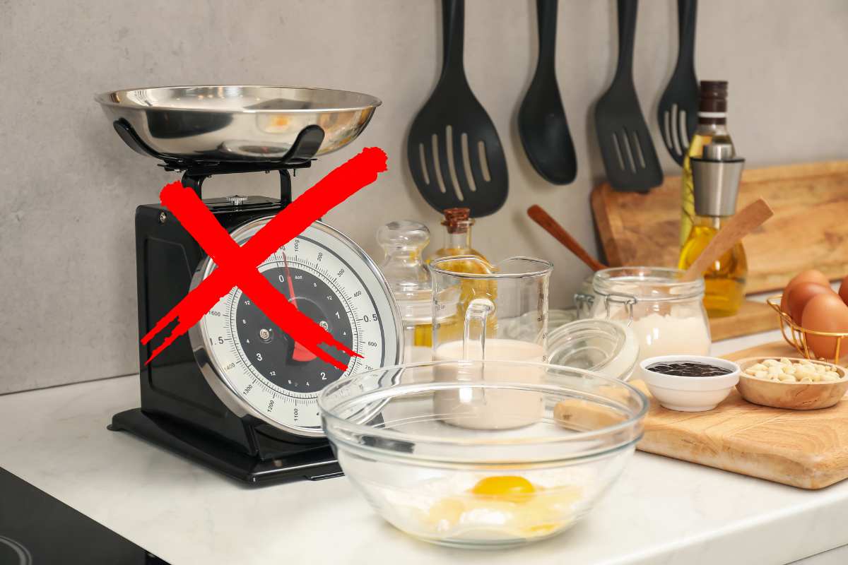 ingredienti per torta e bilancia