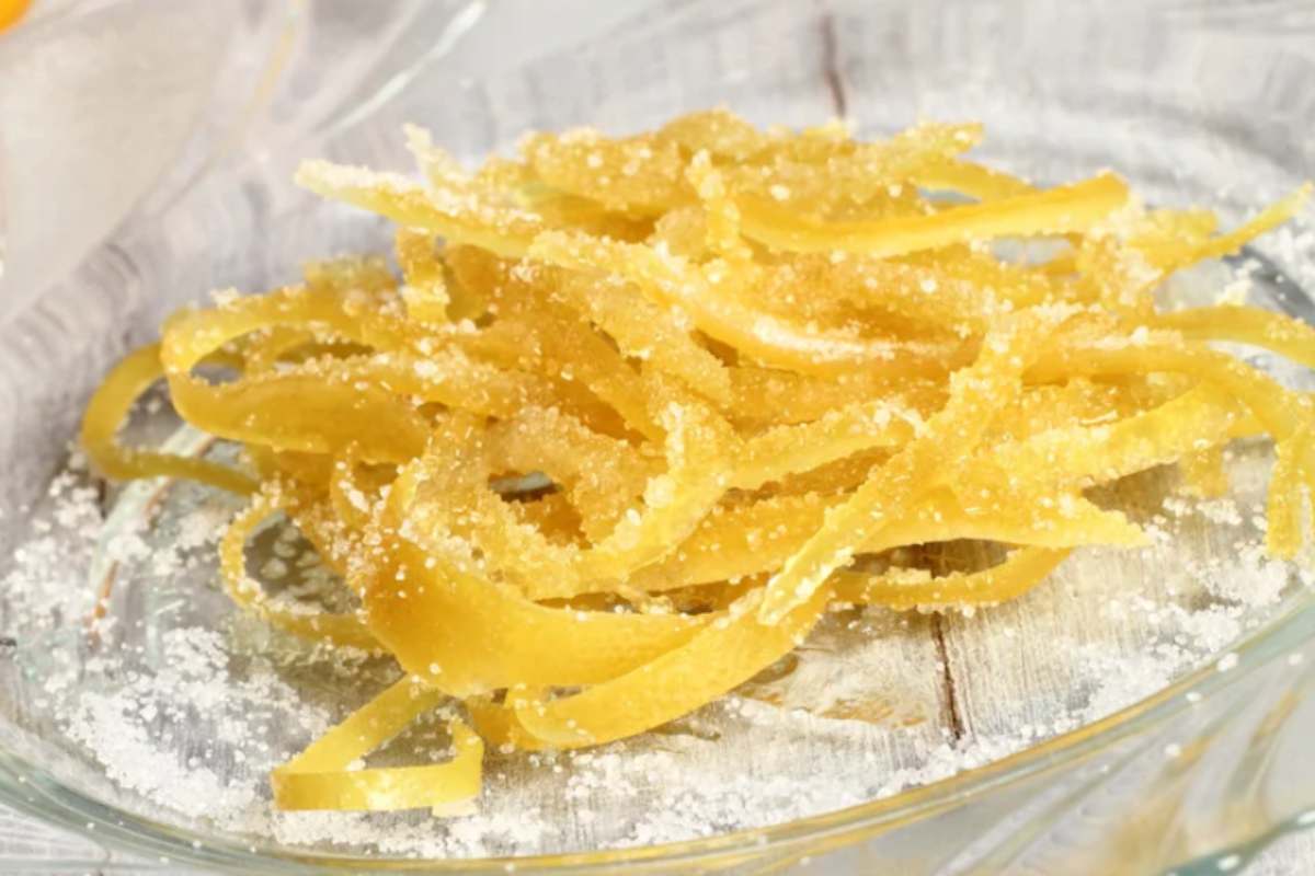 scorze di limone candite in un piatto