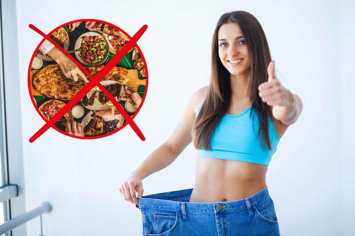 ragazza che fa segno ok con il pollice e alimenti in cornice con una croce sopra