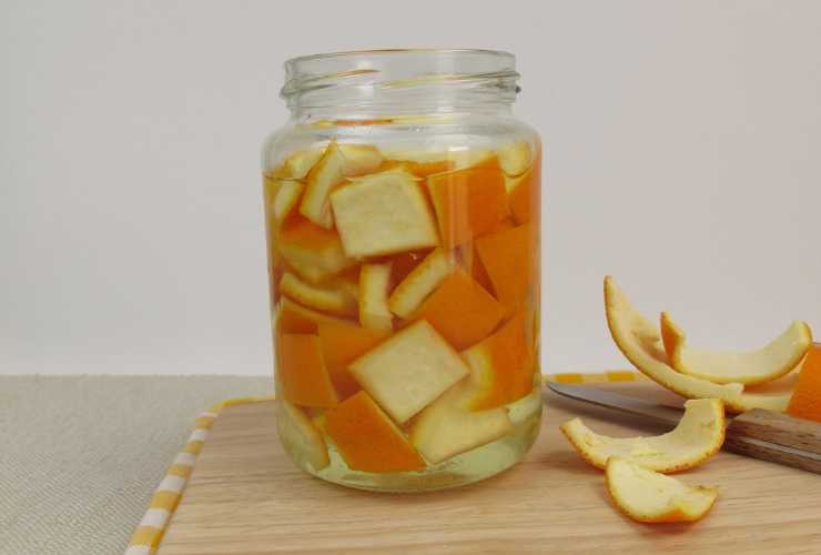 vasetto di vetro con bucce d'arancia e aceto