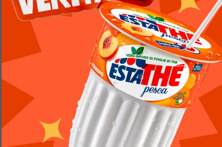 brick di estathé alla pesca con la cannuccia