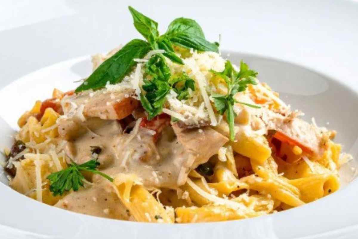 Fettuccine cremose con porcini, noci e speck in un piatto