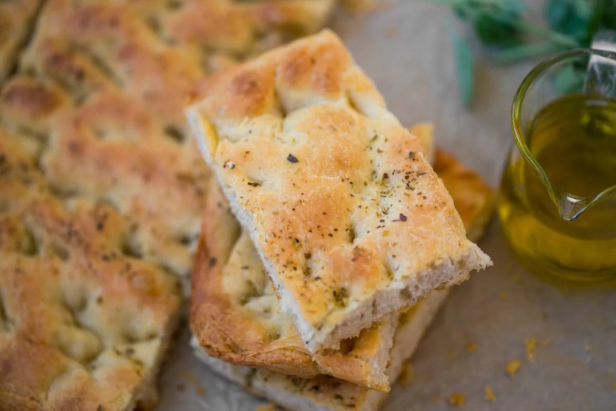 focaccia soffice tagliata a pezzi