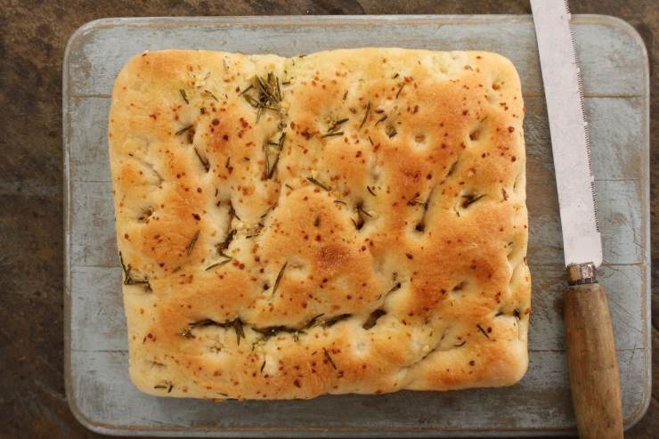 focaccia bianca su tagliere