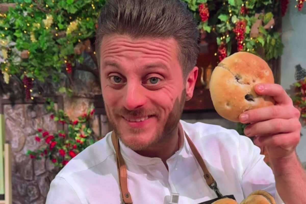 Fulvio Marino con focaccina ripiena di nutella