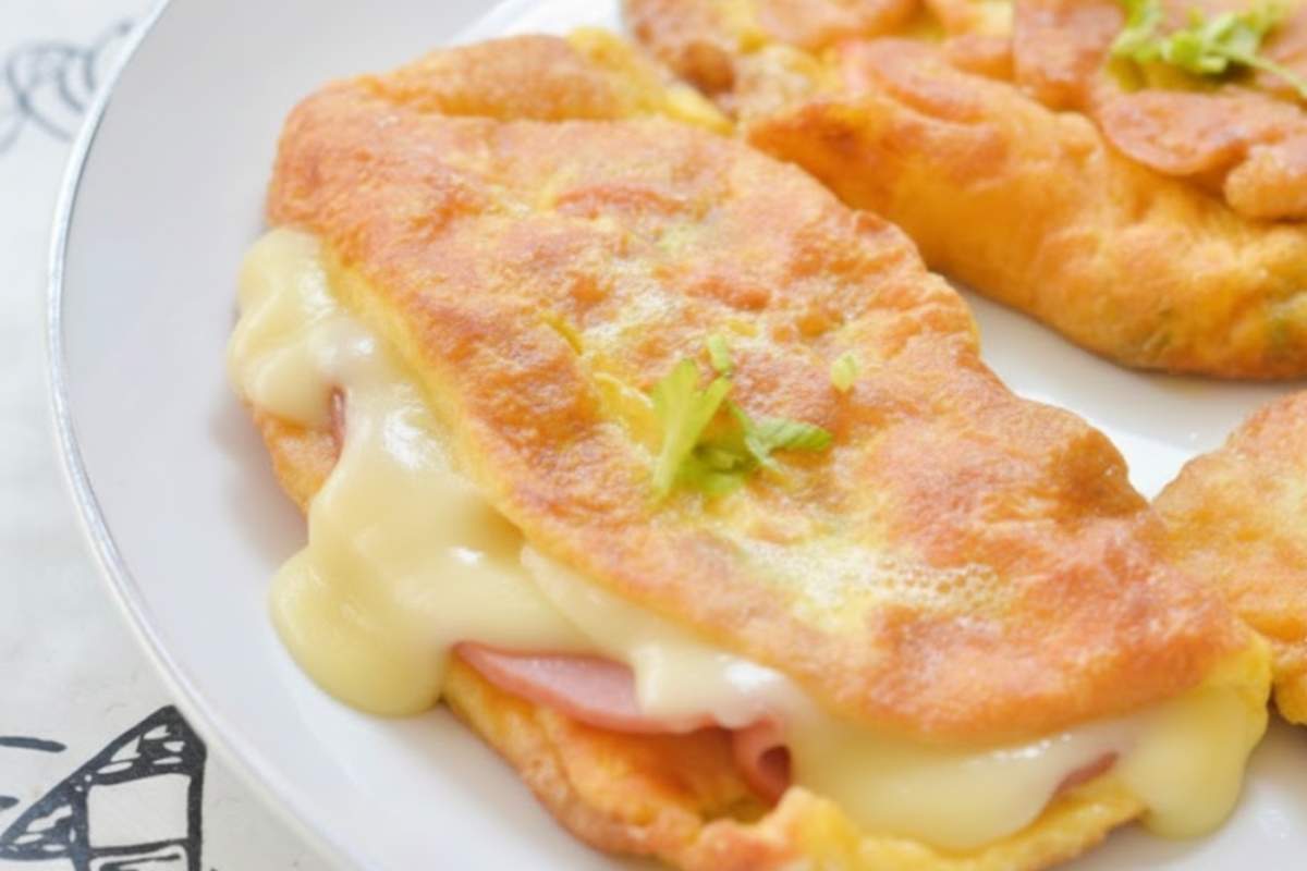 frittata ripiena di prosciutto e formaggio