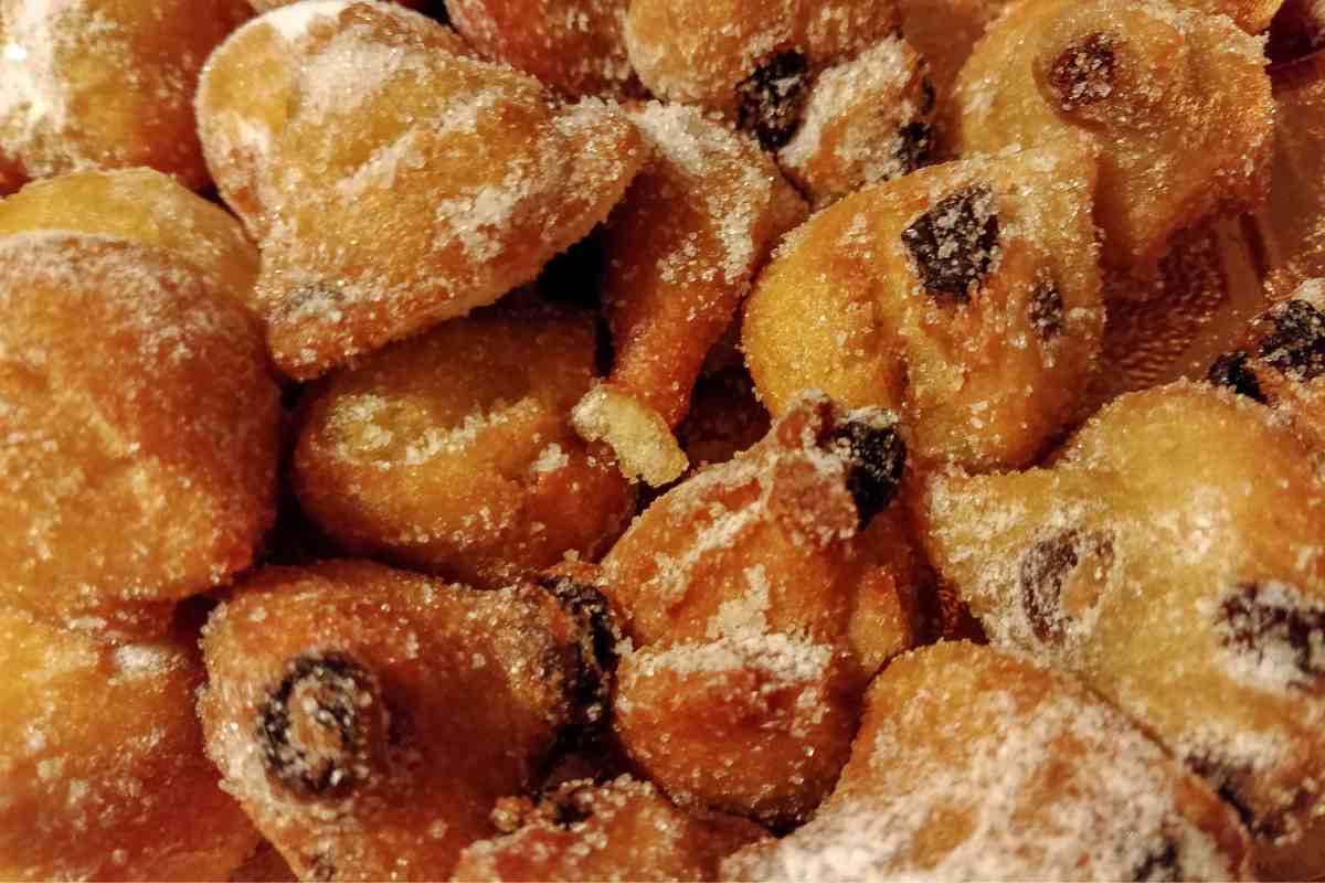 frittelle con zucchero e uvetta